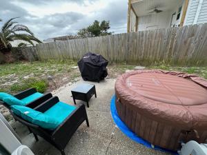 a backyard with a largelatablelatableitatingitatingitatingitatingitatingitatingitatingitatingitating at Beautiful House Sleeps 12 - Hot Tub - Breakfast - Walk to Beach in Panama City Beach