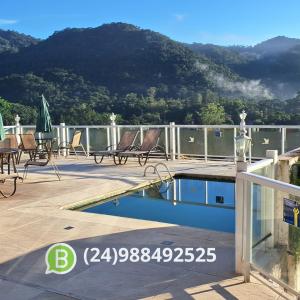 una piscina en la azotea de una casa en Pousada Terraço Penedo, en Penedo