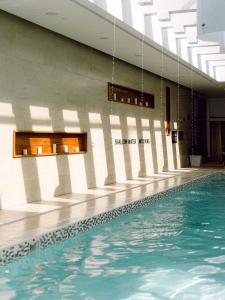 uma piscina com água azul num edifício em Shangri-La Toronto em Toronto