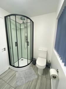 Bathroom sa Gatwick Deluxe En-suite Rooms