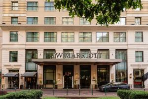 un edificio con un letrero que lee hyundairite en JW Marriott Houston Downtown, en Houston