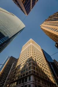 un edificio alto mirando hacia el cielo en JW Marriott Houston Downtown, en Houston