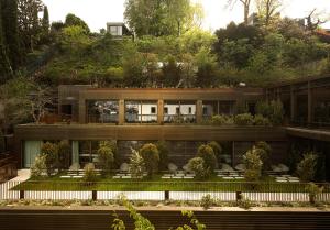 a house on a hill with a garden at Hotel Promessi Sposi in Malgrate