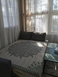 een bed in een kamer met een groot raam bij Lilla stugan in Göteborg