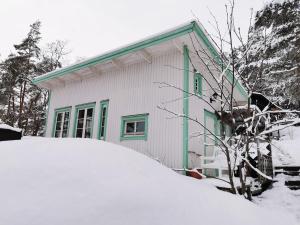 een huis met een berg sneeuw ervoor bij Lilla stugan in Göteborg