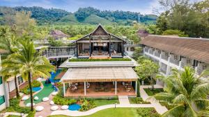 O grădină în afara Outrigger Khao Lak Beach Resort - SHA Extra Plus