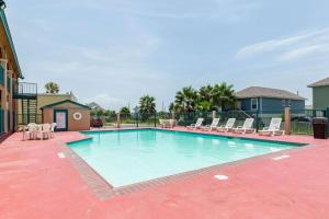 a large swimming pool with lounge chairs at The Residency Inn in Galveston