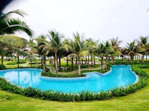 Piscina de la sau aproape de Home Seview at Cam ranh Nha Trang Aparment