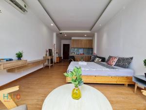 Una cama o camas en una habitación de HOLO BEN THANH SAIGON Serviced HomeStay