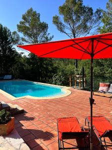 A piscina localizada em Natur & Jasmin Chambres d'hôtes naturistes en Provence ou nos arredores