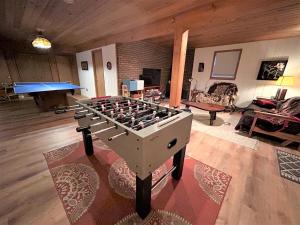 La sala de juegos en Lakefront Cabin Pvt Beach and Dock - Sunset Marina