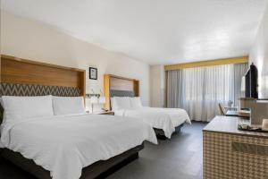 Cama ou camas em um quarto em Holiday Inn Orlando International Dr-ICON, an IHG Hotel