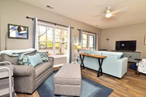 uma sala de estar com um sofá e uma mesa em All New Luxury Beach Retreat 1 Mile to Beach w Pool em Myrtle Beach