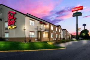 een hotel met een bord voor een fastfoodrestaurant bij Red Roof Inn PLUS+ & Suites Knoxville West - Cedar Bluff in Knoxville