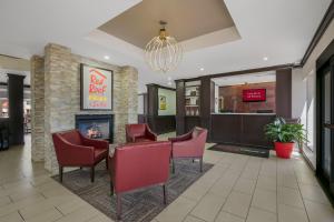 een lobby van een fastfoodrestaurant met stoelen en een open haard bij Red Roof Inn PLUS+ & Suites Knoxville West - Cedar Bluff in Knoxville