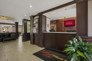 een lobby van een hotel met een wachtruimte bij Red Roof Inn PLUS+ & Suites Knoxville West - Cedar Bluff in Knoxville