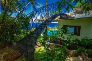 A garden outside Monkey Flower Villas