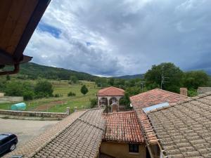 Santa Colomba de las ArrimadasHotel rural Monasterio de Ara Mada的从房子屋顶上欣赏美景