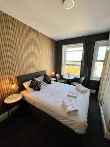 OYO Marine Parade Hotel, Eastbourne Pier房間的床