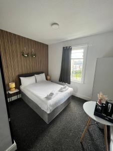 OYO Marine Parade Hotel, Eastbourne Pier房間的床