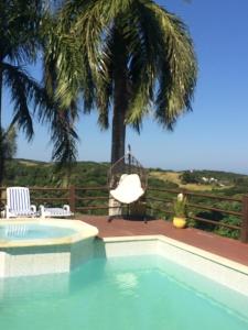 A piscina localizada em Pousada Mar'Tito Forno ou nos arredores