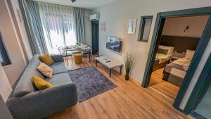 uma sala de estar com um sofá e uma mesa em Notus Suites em Antália