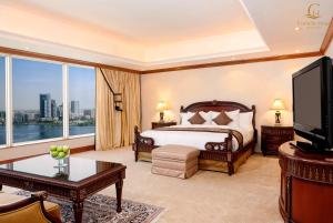 Cama ou camas em um quarto em Corniche Hotel Sharjah