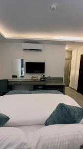 Cama ou camas em um quarto em La Vie Boutique Hotel