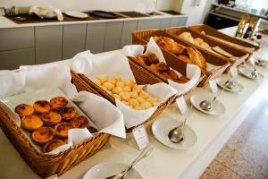 Makanan di atau di tempat lain dekat hotel