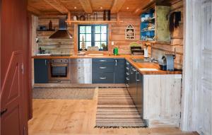 Kitchen o kitchenette sa Gorgeous Home In Rauland With Sauna