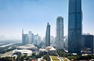 een skyline van de stad met hoge gebouwen op de voorgrond bij The Ritz-Carlton, Guangzhou in Guangzhou