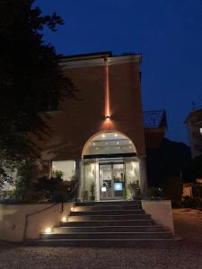 CanzoVilla Nasti Hotel Ristorante的建筑前有楼梯的建筑,灯火通明