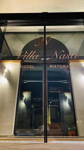 CanzoVilla Nasti Hotel Ristorante的一间酒店前窗的商店