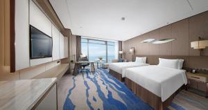 InterContinental Xiamen, an IHG Hotel tesisinde bir odada yatak veya yataklar