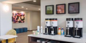 a waiting room with a counter with wine bottles on it at Hampton Inn & Suites - Knoxville Papermill Drive, TN in Knoxville