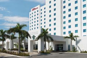 eine Darstellung der Fassade eines Hotels in der Unterkunft Hilton Garden Inn Miami Dolphin Mall in Miami