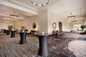 Khu vực ghế ngồi tại Embassy Suites By Hilton San Antonio Landmark