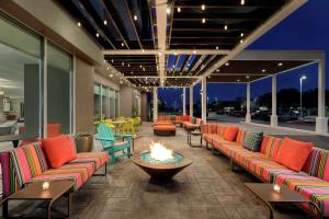 eine Lobby mit Sofas und einer Feuerstelle in der Unterkunft Home2 Suites By Hilton San Antonio North Stone Oak in San Antonio