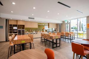 Dapur atau dapur kecil di Home2 Suites By Hilton Carlsbad, Ca