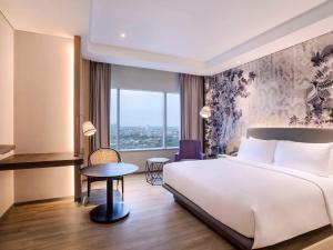 Tempat tidur dalam kamar di Mercure Jakarta Gatot Subroto