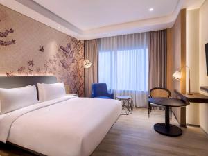 Tempat tidur dalam kamar di Mercure Jakarta Gatot Subroto