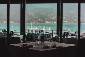 - une table dans un restaurant avec vue sur l'océan dans l'établissement Bella Hotel & Restaurant with private dock for mooring boats, à San Felice del Benaco