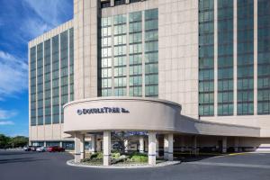 een weergave van de voorkant van een gebouw bij DoubleTree by Hilton Cherry Hill Philadelphia in Cherry Hill