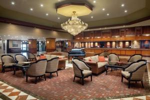 een lobby met tafels en stoelen en een piano bij DoubleTree by Hilton Cherry Hill Philadelphia in Cherry Hill