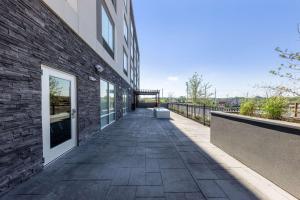 A balcony or terrace at Hampton Inn Kansas City Southeast, Mo