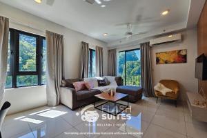 salon z kanapą i stołem w obiekcie Onsen Premium Suites @ Tambun Ipoh w mieście Ipoh