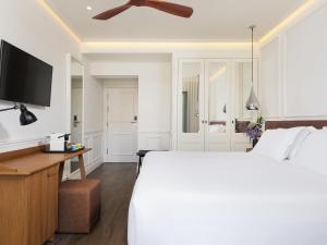 A bed or beds in a room at H10 Universitat