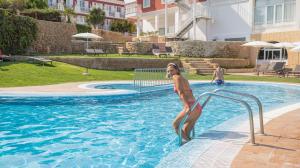 A piscina localizada em Seth Port Mahón ou nos arredores