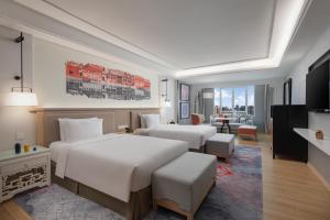 Кровать или кровати в номере voco Guangzhou Shifu, an IHG Hotel