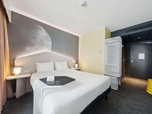 ibis Styles Paris Charles de Gaulle Airport tesisinde bir odada yatak veya yataklar